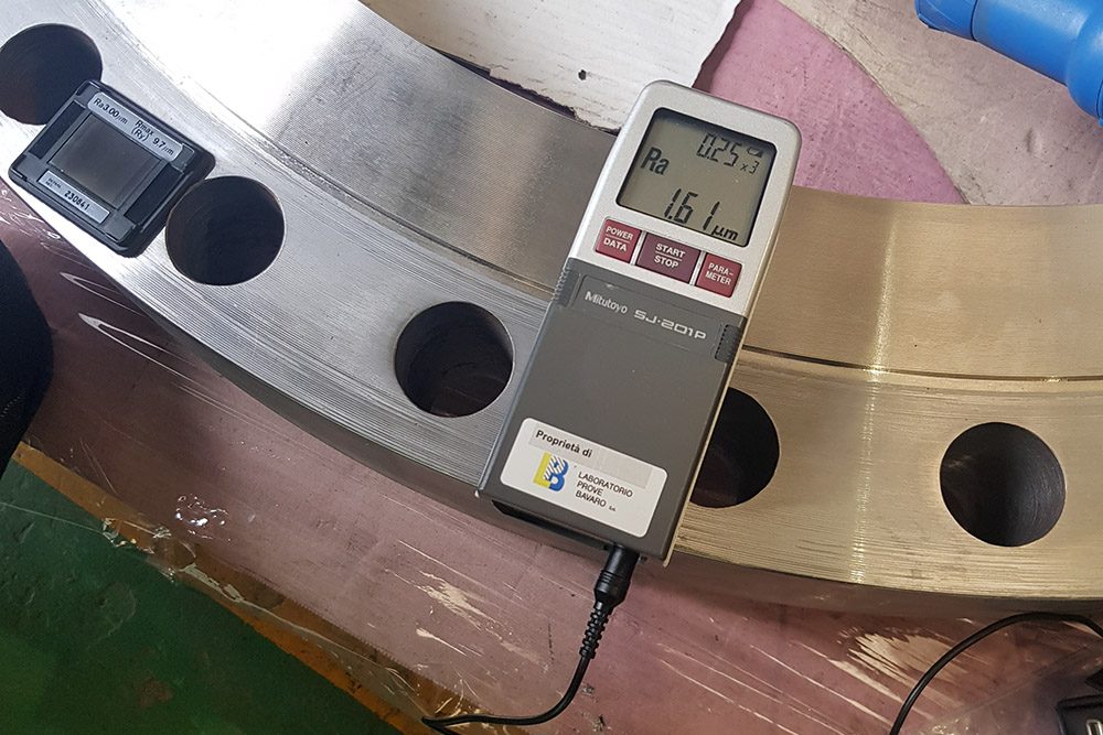Misura della rugosità con rugosimetro su una flangia lavorata